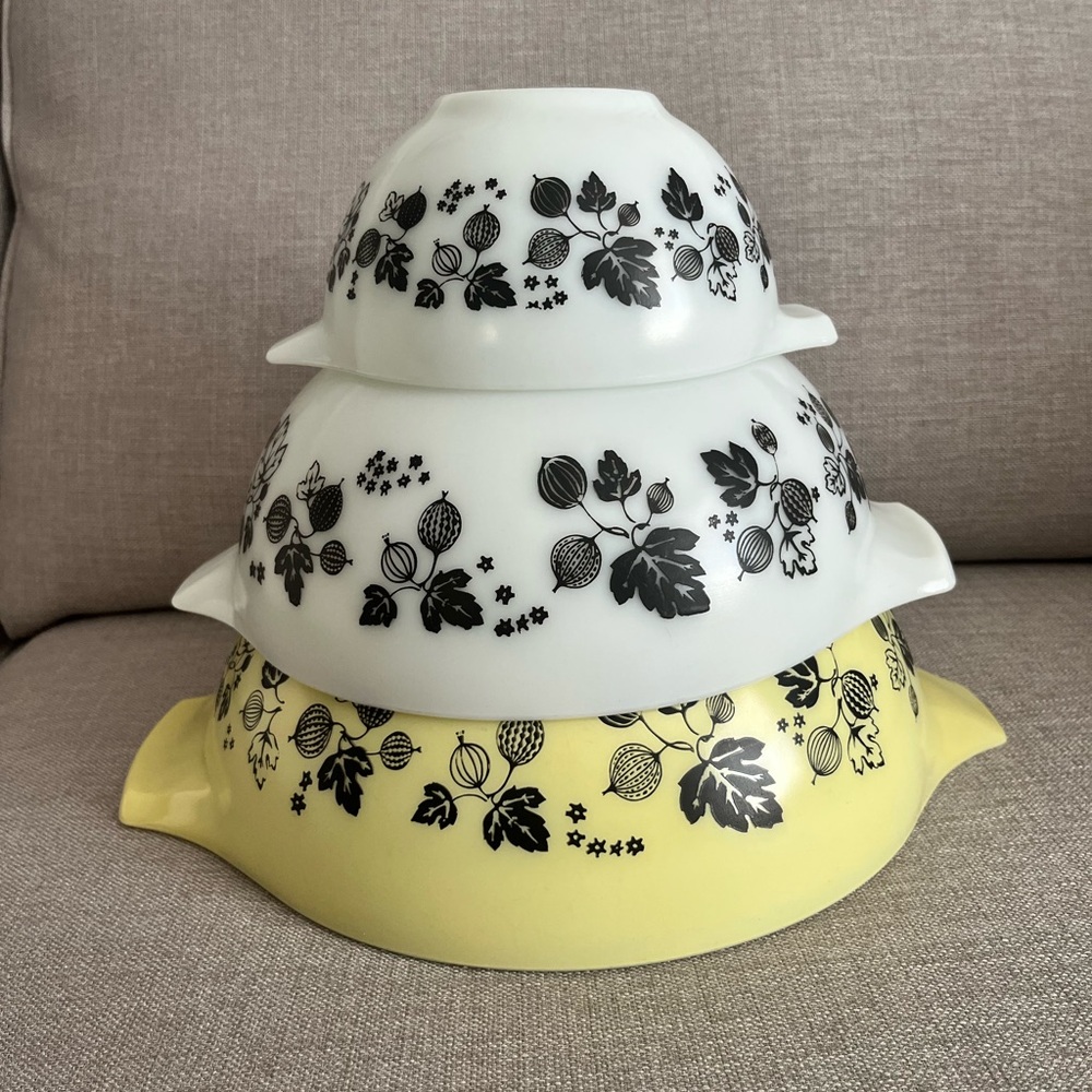 2 Pyrex Vintage Black and white Gooseberry Cinderella bowls 441, 443